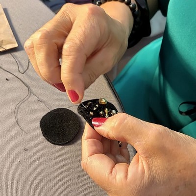 Atelier broche perlée.