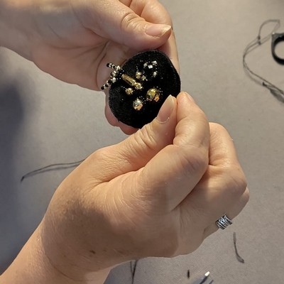 Atelier broche perlée.